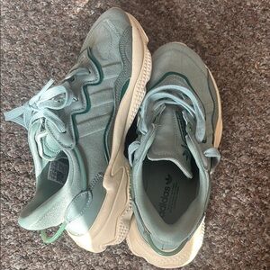 Adidas Zapatos Ozweego para mujer, Verde plateado/verde colegial/arena Strata